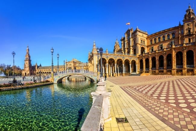 Arkitektonisk flot plads i Sevilla