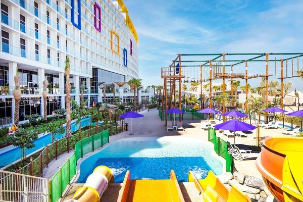 Centara Mirage Beach Resort Dubai, poolområde