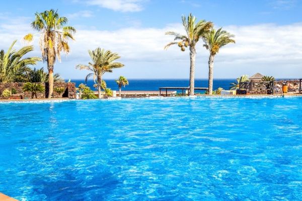 Rejse til Fuerteventura, swimmingpool med havudsigt