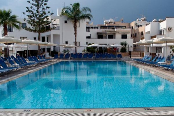 Poolområde på Christabelle Hotel Apartments i Ayia Napa, Cypern