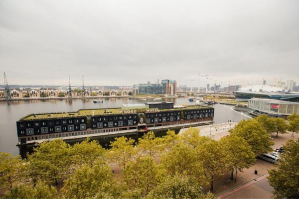 Good Hotel London - hotellet set udefra omgivet af vand