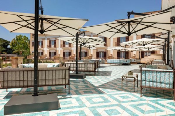 Rejse til Sicilien - terrasse med sofaer og parasoller