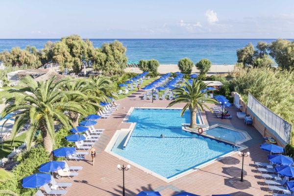 Billig rejse til Kreta Rejse til Kreta - poolområdet ligger lige ved siden af stranden og har en fantastisk havudsigt