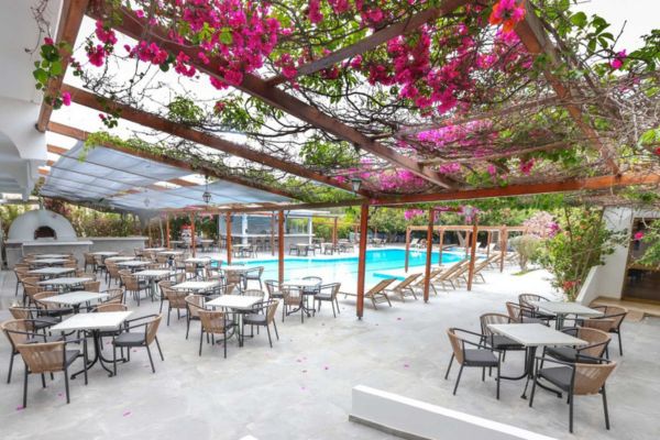Rejse til Rhodos med all inclusive - terrasse med spiseborde og stole