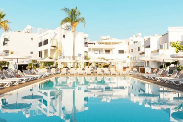 Poolområde på Christabelle Hotel Apartments i Ayia Napa, Cypern