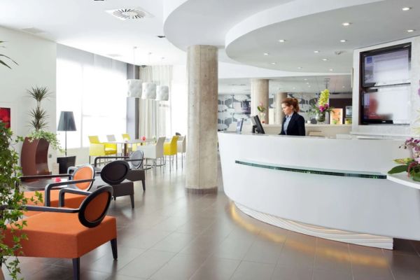 Oplev Caminito del Rey - Malagas mest spektakulære vandrerute Novotel Suites Malaga Centro, lobby