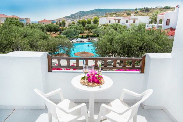 Rejse til Karpathos - græsk øparadis Rejse til Karpathos - Hotel Astron - balkon med udsigt til poolområde og bjerge