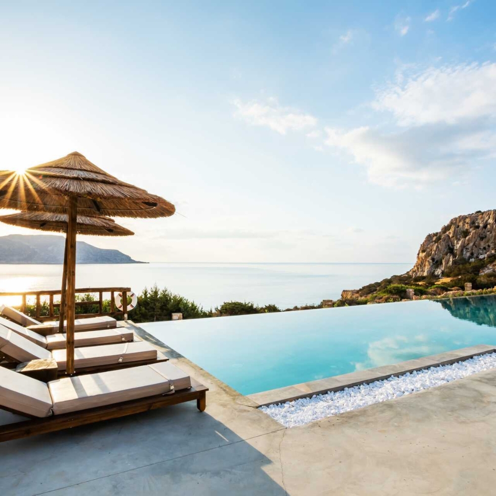 Rejse til Karpathos - græsk øparadis Aegean-Village-Beachfront-Resort-Amopi-Karpathos-Graekenland-banner