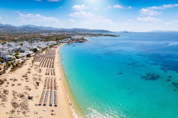 Rejse til Naxos - Kykladernes frodigste øparadis På din rejse til Naxos må du ikke gå glip af Agios Prokopios Beach
