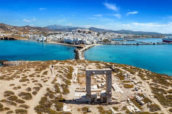 Rejse til Naxos - Kykladernes frodigste øparadis På en rejse til Naxos kan du bl.a. opleve Temple of Apollo - også kendt som Portara Gate