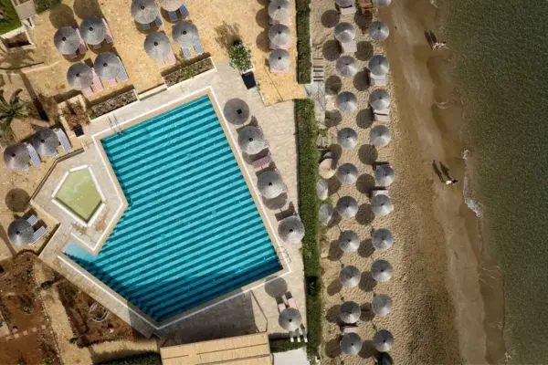 Luksusrejse til Kreta Luksusrejse til Kreta - Hotelpool og strand
