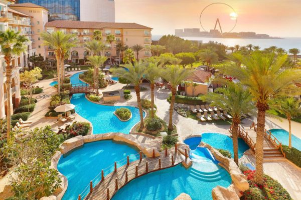 Rejse til Dubai - sol, strand og storby Rejse til Dubai - The Ritz-Carlton - poolområde med palmer og swimmingpools