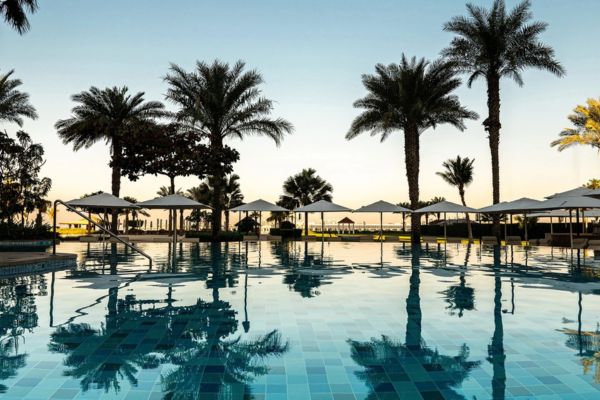 Rejse til Dubai - sol, strand og storby Rejse til Dubai - The Ritz-Carlton - poolområde med havudsigt