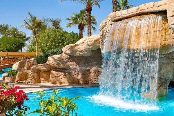 Rejse til Dubai - sol, strand og storby Rejse til Dubai - The Ritz-Carlton - swimmingpool med kunstigt vandfald
