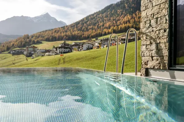Sommerophold i Østrig - Alpengasthof Grüner - infinity-pool