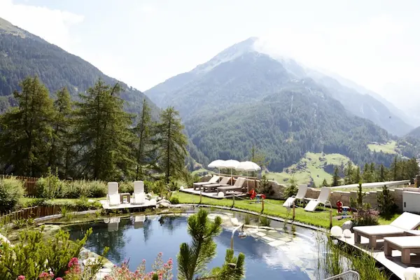 Sommerophold i Østrig - Alpengasthof Grüner - poolområde med alpeudsigt
