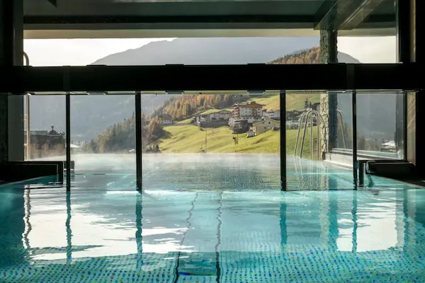 Sommerophold i Østrig - Alpengasthof Grüner - infinity-pool