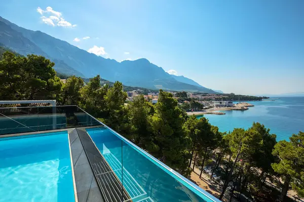 Rejse til Makarska Riviera - Anna Noemia - bjerg- og havudsigt fra tagterrassen med rooftop-pool