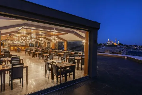 Rejse til Istanbul Rejse til Istanbul - Hotelrestaurant med udsigt