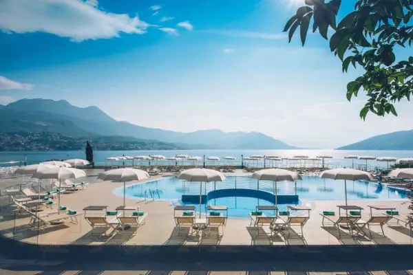 All inclusive-ferie i Montenegro All inclusive-rejse til Montenegro - Hotelpool