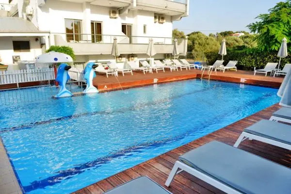 Billig rejse til Rhodos - autentisk solferie Rejse til Rhodos - Hotelpool