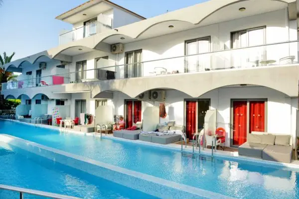 Billig rejse til Rhodos - autentisk solferie Rejse til Rhodos - Hotelpool