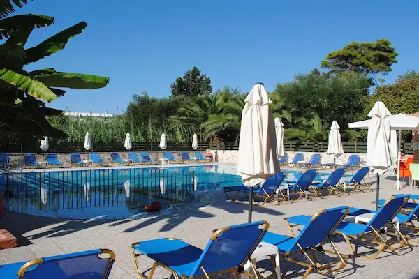 Lejligheder Alex, Zakynthos, poolområde med liggestole