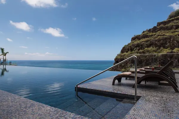 Luksusrejse til Madeira Luksusrejse til Madeira - Saccharum Resort - infinity-pool med havudsigt