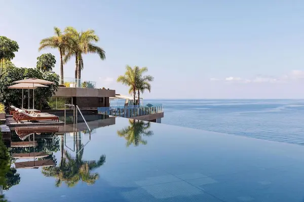 Luksusrejse til Madeira Luksusrejse til Madeira - Saccharum Resort - infinity-pool med havudsigt