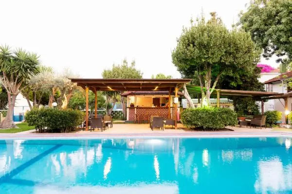 Rejse til Rhodos - Hotelpool med poolbar