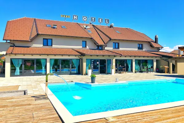 Rejse til Plitvicesøerne - Kroatiens naturparadis! 16 Lakes Hotel, Plitvicesøerne, Kroatien. Poolområde