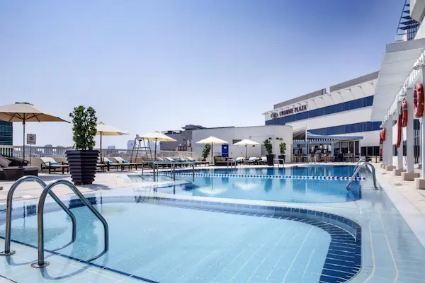 Rejse til Dubai - sol, strand og storby Rejse til Dubai, Hotel Crowne Plaza Dubai Deira, rooftop-pool