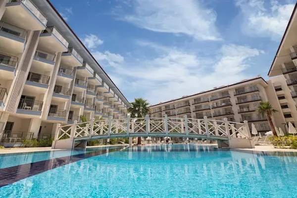 Rejse til Kusadasi Rejse til Kusadasi, Hotel Ramada & Suites by Wyndham, poolområde