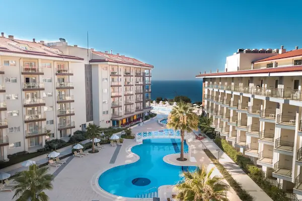 Rejse til Kusadasi Rejse til Kusadasi, Hotel Ramada & Suites by Wyndham, pool og udsigt