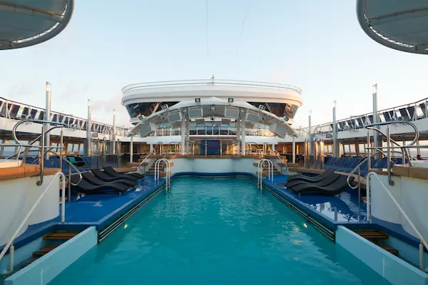Atlanterhavskrydstogt - fra Barcelona til Florida Atlanterhavskrydstogt – fra Barcelona til Miami, Norwegian Dawn skibet, udendørs pool