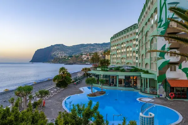 Rejse til Madeira med all inclusive - poolområde lige ved stranden