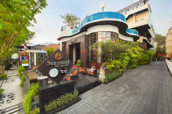 Kombirejse til Sydøstasien - Singapore og Bali Kombirejse til Sydøstasien - Bali og Singapore. Sun Island Hotel & Spa. Facaden