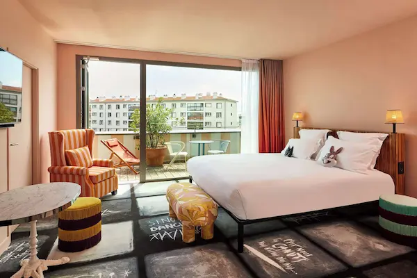Weekendrejse til Lyon Hotel Mama Shelter, Lyon, Frankrig. Soveværelse