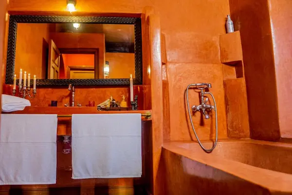 Rejse til eventyrlige Marrakech, Riad Zarka, badeværelse