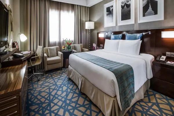 Rejse til Dubai - sol, strand og storby Rejse til Dubai, Hotel Corwne Plaza Dubai Deira, værelse