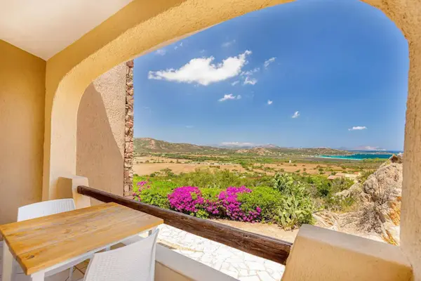 Hotel Lu Nibareddu, rejse til Sardinien, balkon