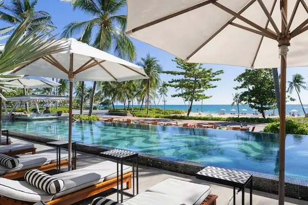 Rejse til Phu Quoc - infinity-pool med havudsigt