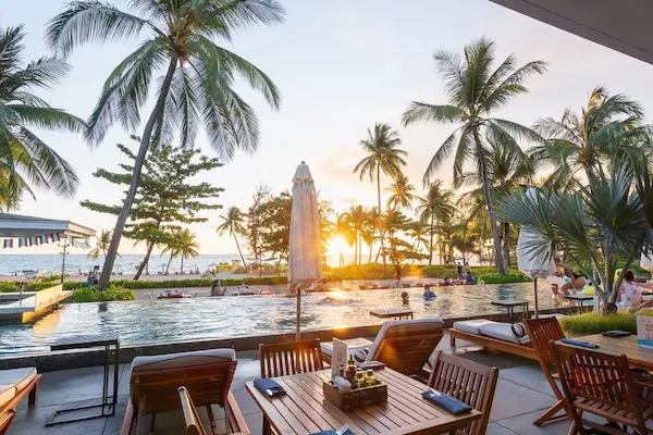 Rejse til Phu Quoc - infinity-pool med havudsigt