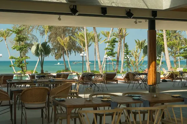 Rejse til Phu Quoc - udendørs spiseområde med havudsigt