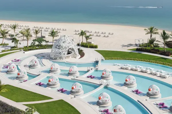 Rejse til Dubai, W Dubai - The Palm, poolområde og privat sandstrand