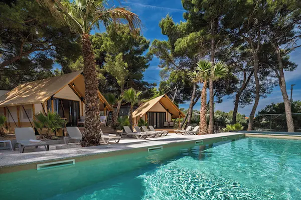 Strandferie ved legendarisk strand i Kroatien Rejse til Brac - Poolområde