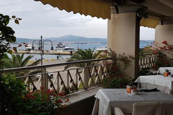 La Maddalena - Sardiniens skjulte paradis-ø Rejse til La Maddalena - hotel udsigt