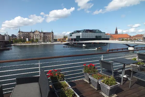 Flydende ophold på hotelbåd i København Hotelbåd i CPH, husbåd udsigt