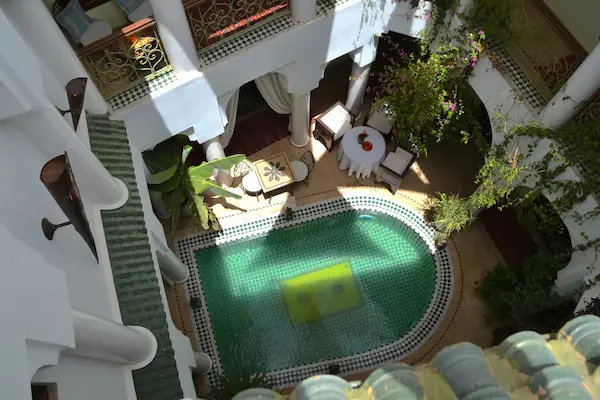 Rejse til Marokko - 2-i-1-tur til Marrakech og Agadir 2-i-1 rejse til Marokko, Marrakesh, Riad Alida, gård med pool