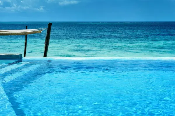 Rejse til Zanzibar - tropisk ferie på paradisø Rejse til Zanzibar - Hotel Marafiki Bungalows, pool og hav